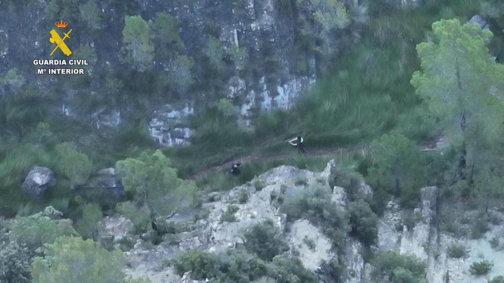 Imagen aérea de la operación de la Guardia Civil en Arcos de las Salinas.