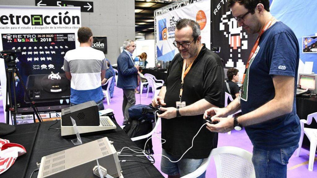 Eduardo Mena, de negro, en un evento de videojuegos.