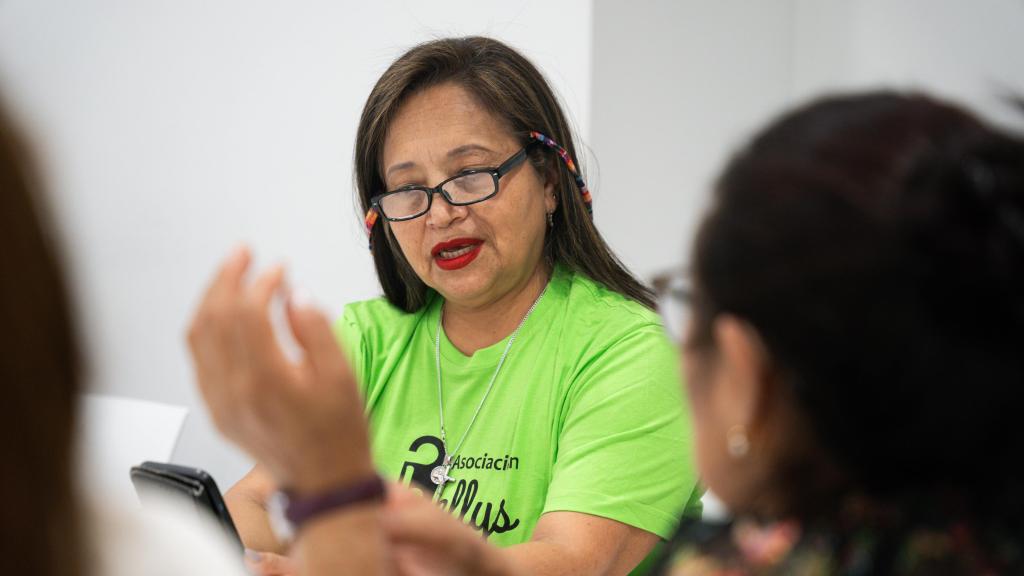 La presidenta de Las Kellys asiste a una reunión con otras trabajadoras.