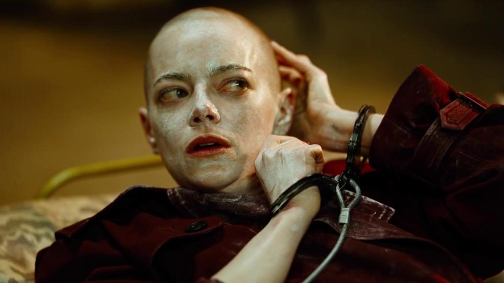 Emma Stone en una escena de ‘Bugonia’, de Yorgos Lanthimos