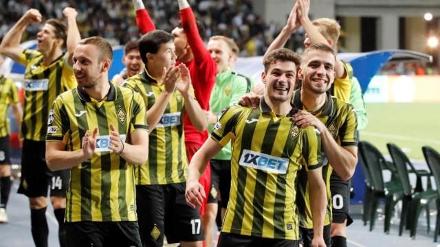 Los jugadores del Kairat Almaty celebran su pase a la fase de liguilla de la Champions.