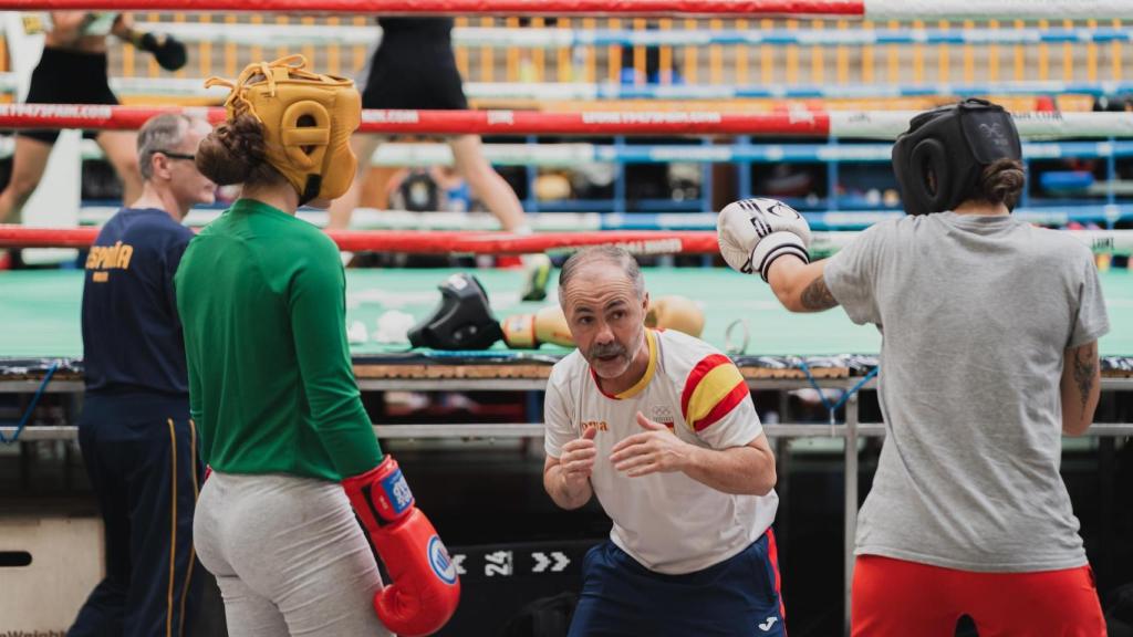 Laura Fuertes, a la izquierda, atiende a las instrucciones del seleccionador Rafa Lozano