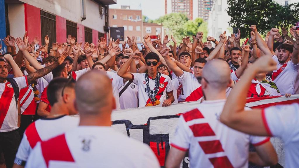 Los aficionados del Rayo Vallecano llegan al estadio.