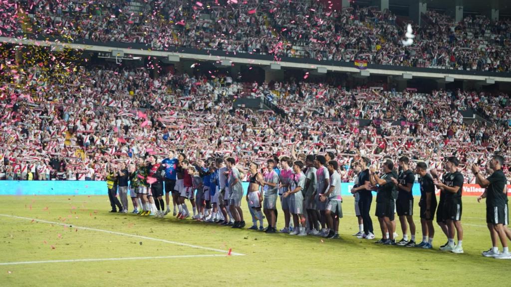 Los jugadores del Rayo agradecen a su afición el apoyo tras el partido.