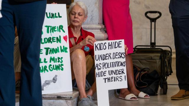 Una activista sostiene un cartel condenando la falta de acción política para incrementar el control de armas tras el tiroteo en Minneapolis.
