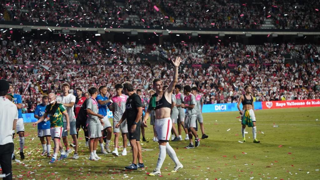 Jorge de Frutos saluda a la afición del Rayo.