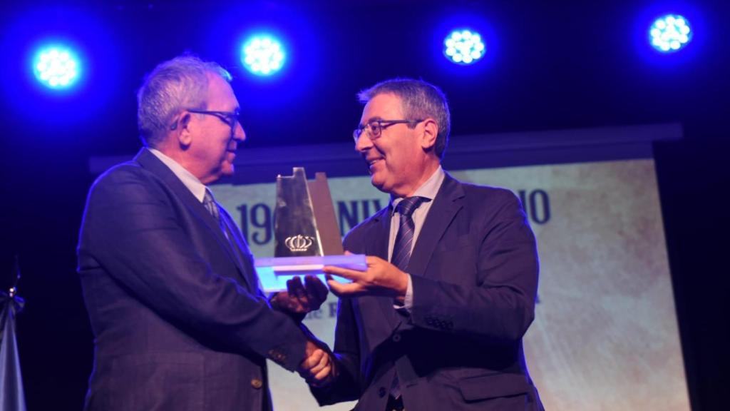 Francisco Salado le da el premio a Pedro Cantalejo.