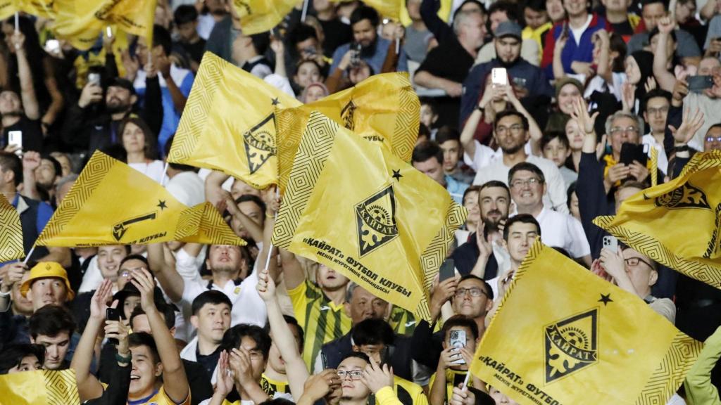 Los aficionados del Kairat Almaty, durante el duelo de clasificación ante el Celtic de Glasgow.