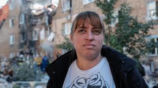 Olena, que trabaja como policía en Kiev, relata cómo han bombardeado las tres últimas casas en las que ha vivido desde el inicio de la invasión rusa.
