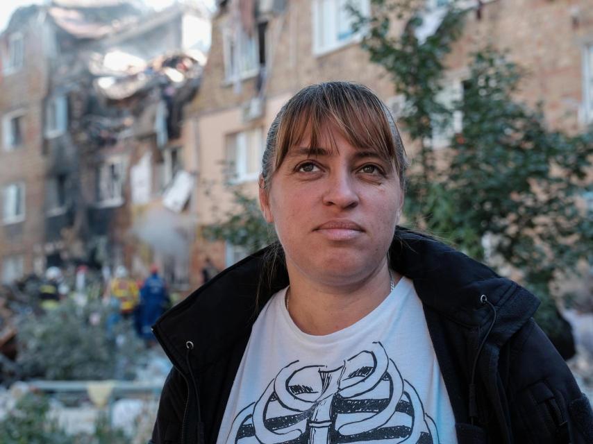 Olena, que trabaja como policía en Kiev, relata cómo han bombardeado las tres últimas casas en las que ha vivido desde el inicio de la invasión rusa.