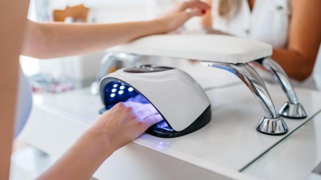 Mujer haciéndose la manicura en un centro de belleza.