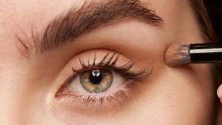 Mirada de mujer con las cejas maquilladas.