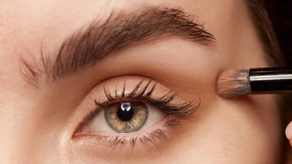 Mirada de mujer con las cejas maquilladas.