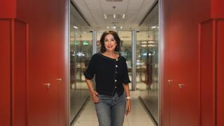 La periodista posa en los estudios de Radio Nacional de España.