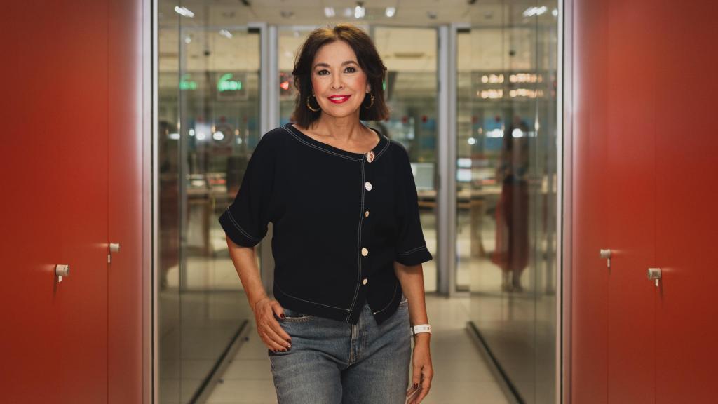 La periodista posa en los estudios de Radio Nacional de España.