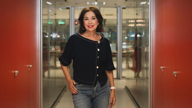 La periodista posa en los estudios de Radio Nacional de España.