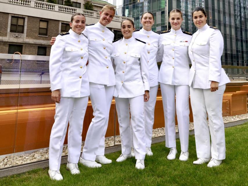 Leonor, con sus compañeras de la Armada.
