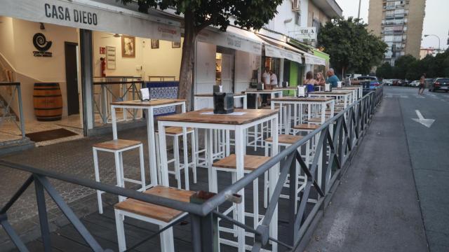 Veladores vacíos en Triana.