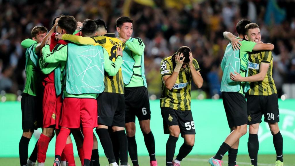 Los jugadores del Almaty, incrédulos tras clasificarse para la Champions.