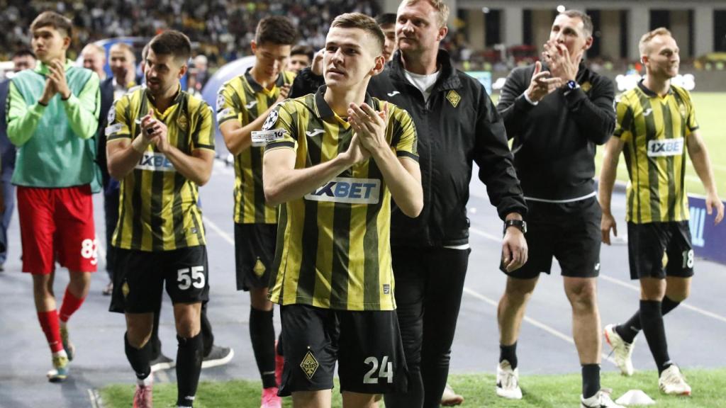 Los jugadores del conjunto kazajo saludan a su afición tras el duelo ante el Celtic.