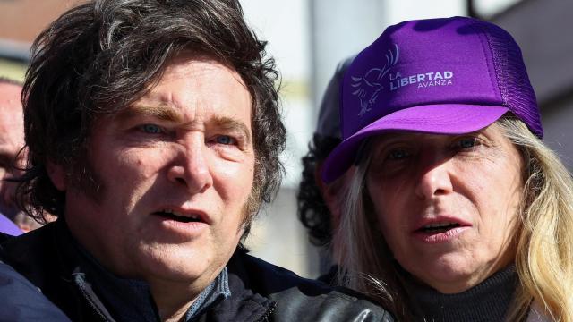 Javier Milei y su hermana Karina, en un acto de campaña en Buenos Aires.