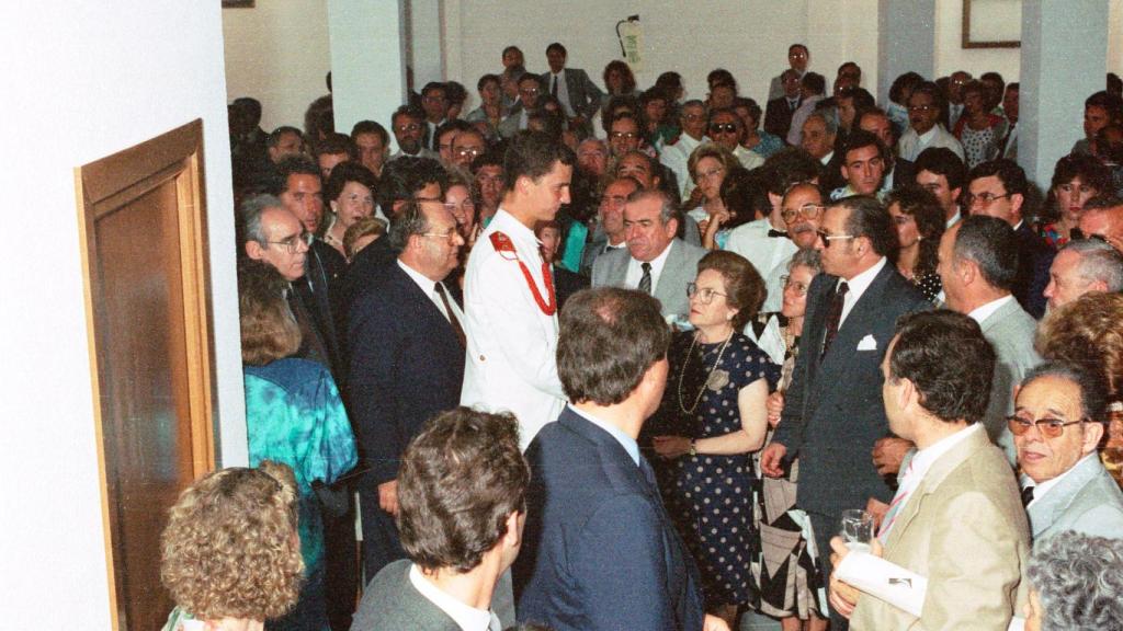 El entonces príncipe de Asturias, en julio de 1988, recibiendo el cariño de los vecinos de San Javier en el Ayuntamiento.