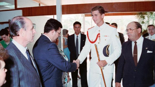 El entonces príncipe de Asturias, el 8 de julio de 1988, junto al alcalde de San Javier, José Ruíz Manzanares, en la recepción previa a la entrega del título de Hijo Adoptivo y la Medalla de Oro de la Villa de San Javier.