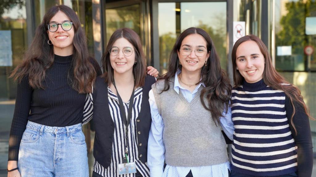 La investigadora Isabel Abánades, junto a su grupo de trabajo en la Universidad de Valencia.