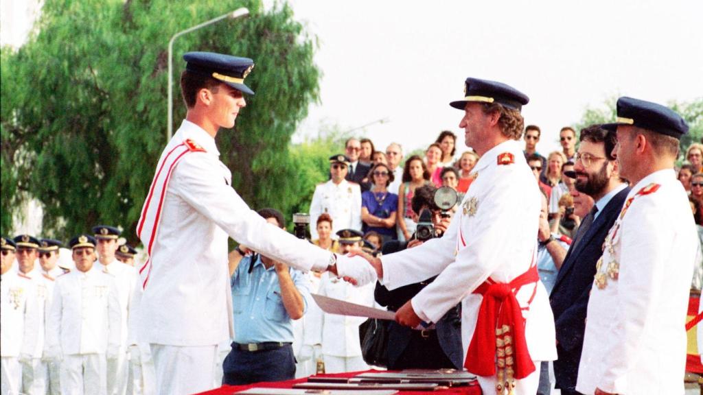 El rey Juan Carlos I entregando sus despachos al príncipe Felipe tras pasar por la AGA.