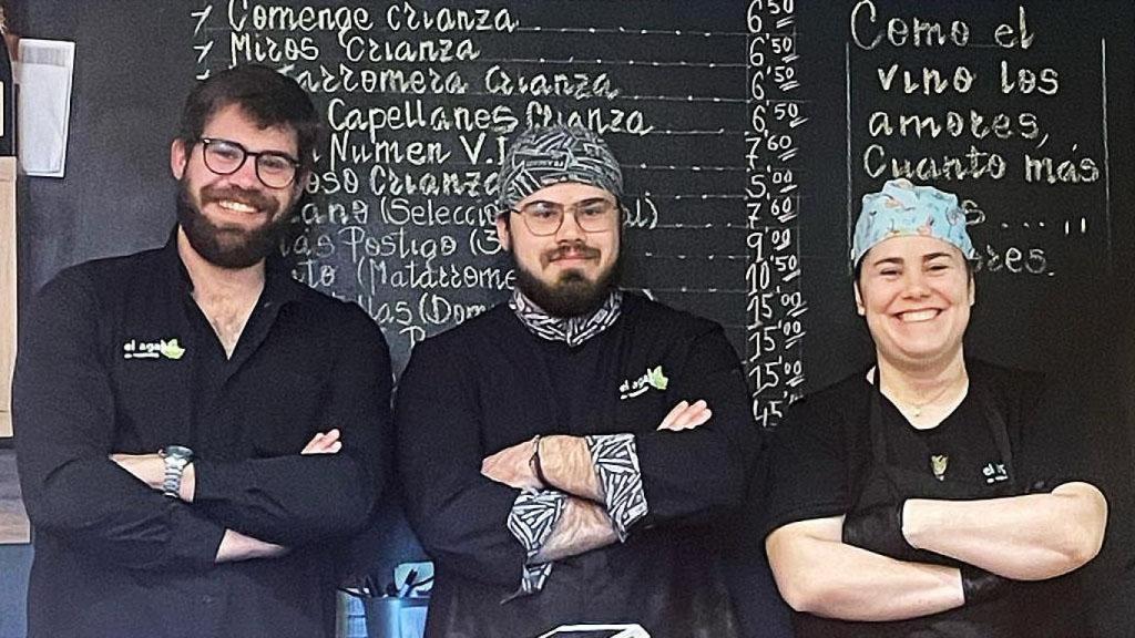 De izquierda a derecha, Eduardo, Alfonso y Julia, los tres hermanos del hotel-restaurante en Olivares de Duero