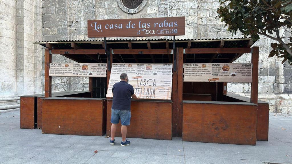 Miguel Ángel preparando una de sus casetas