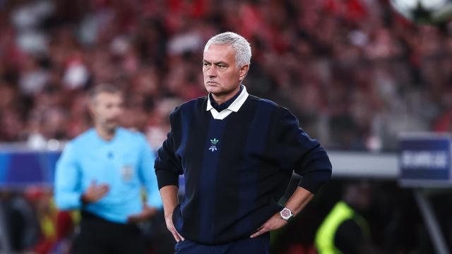 José Mourinho, con rostro serio durante el partido del Fenerbahçe ante el Benfica.
