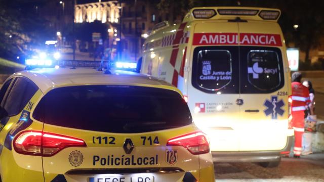 Policía Local de Salamanca junto a un soporte vital básico de SACYL
