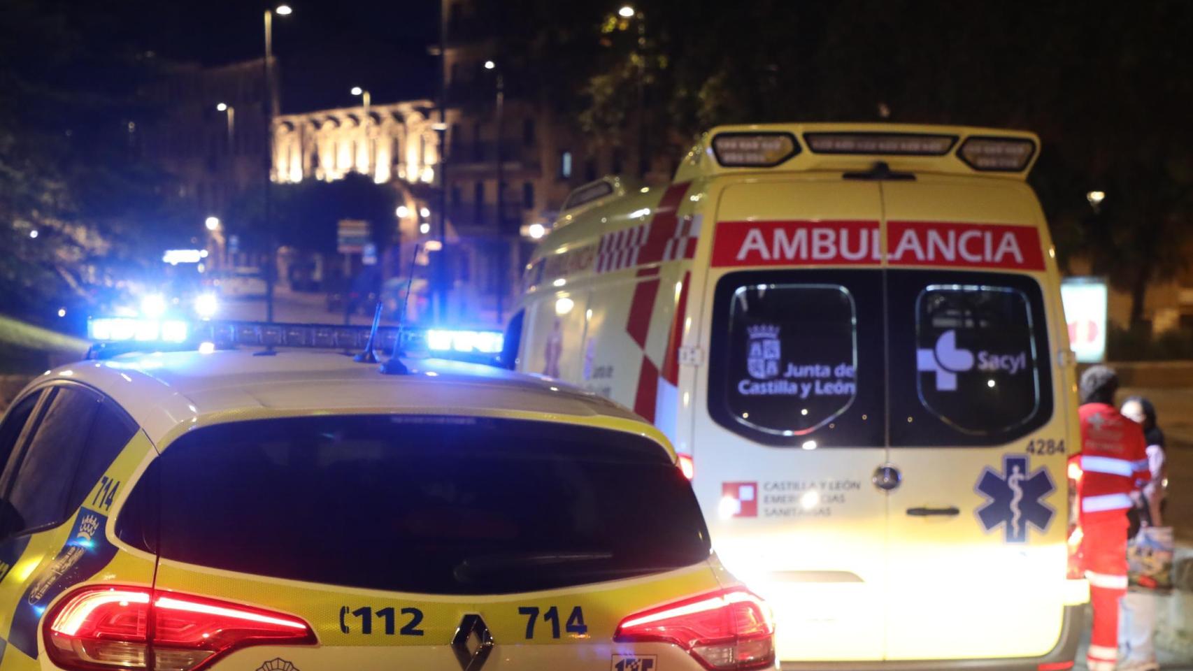 Policía Local de Salamanca junto a un soporte vital básico de SACYL
