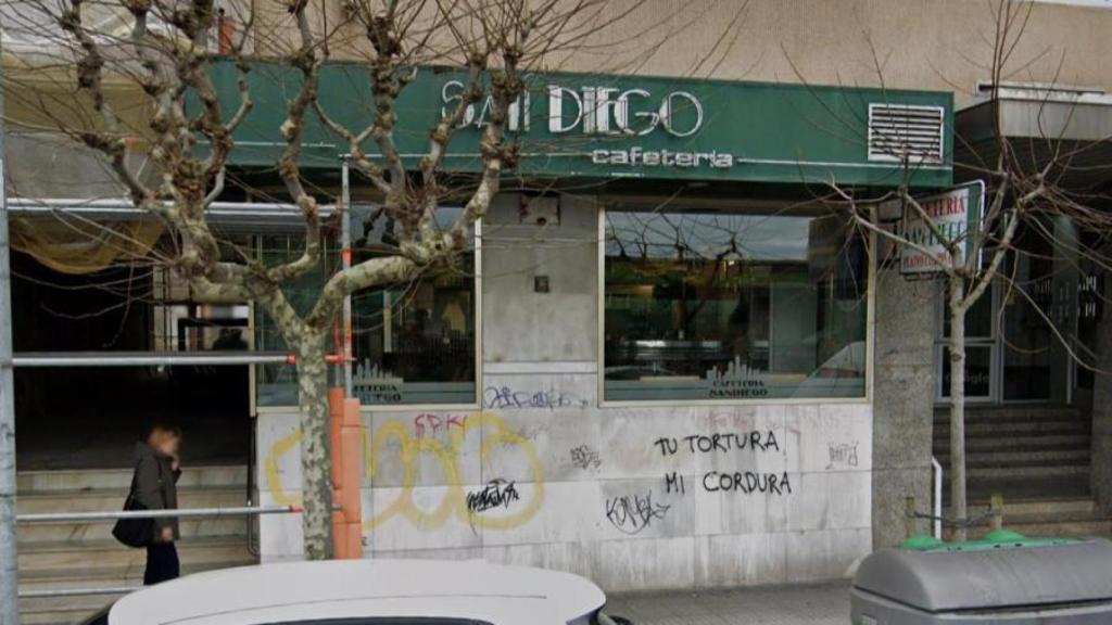 Arde el letrero de una cafetería en plena avenida del Ejército en A Coruña