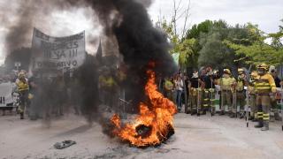 Los bomberos forestales encienden las Cortes para pedir la dimisión de Mañueco y Quiñones: “La tierra se quema y ellos de cena”