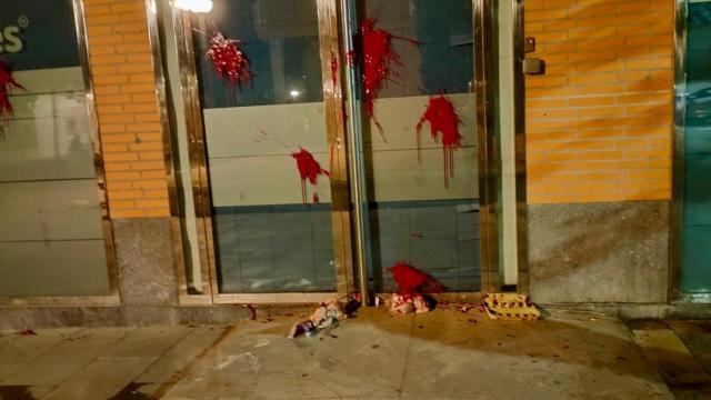 La puerta de la sede del PP de Huesca tras el ataque.