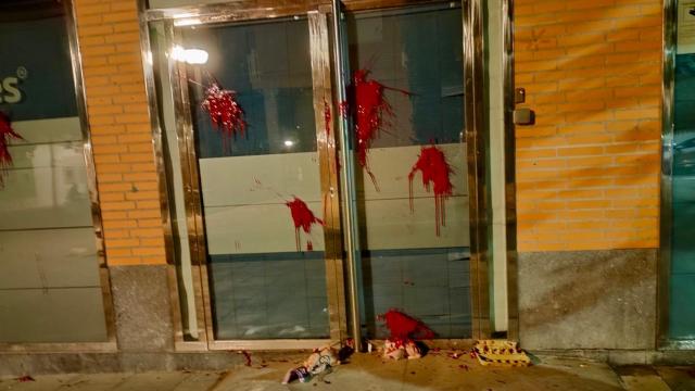 La puerta de la sede del PP de Huesca tras el ataque.