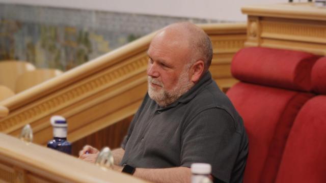 El concejal de Izquierda Unida en el Ayuntamiento de Toledo, Txema Fernández, en una imagen de archivo en el Pleno.