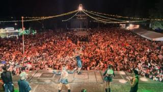 Una actuación de la orquesta Panorama City