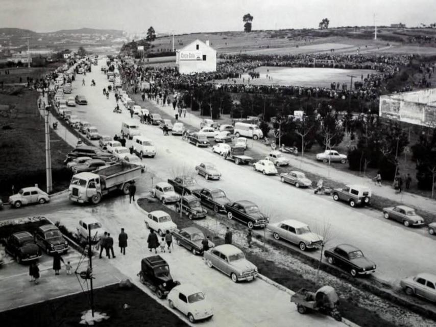 Finca de los Becerra en los años cincuenta, con el campo de fútbol junto a la casa y vehículos aparcados en Lavedra.