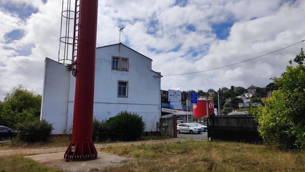 Interior de la finca, con coches circulando por la avenida Alfonso Molina.