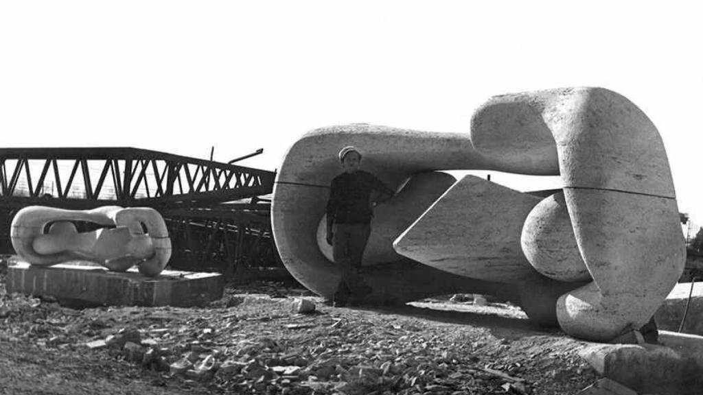Henry Moore posando con su pieza 'Figura reclinada', 1957. Foto: Studio Sem