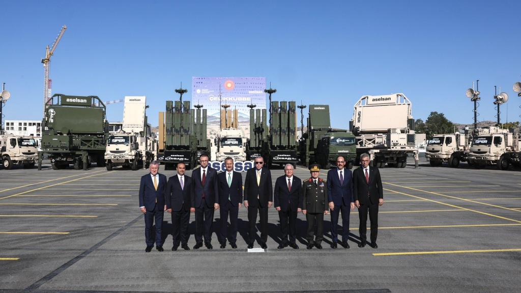 Erdogan (c) junto a autoridades militares y de la empresa Aselsan