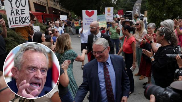 Manifestantes jalean a los altos directivos de los CDC en el campus de Atlanta tras la destitución ordenada por Robert Kennedy Jr.