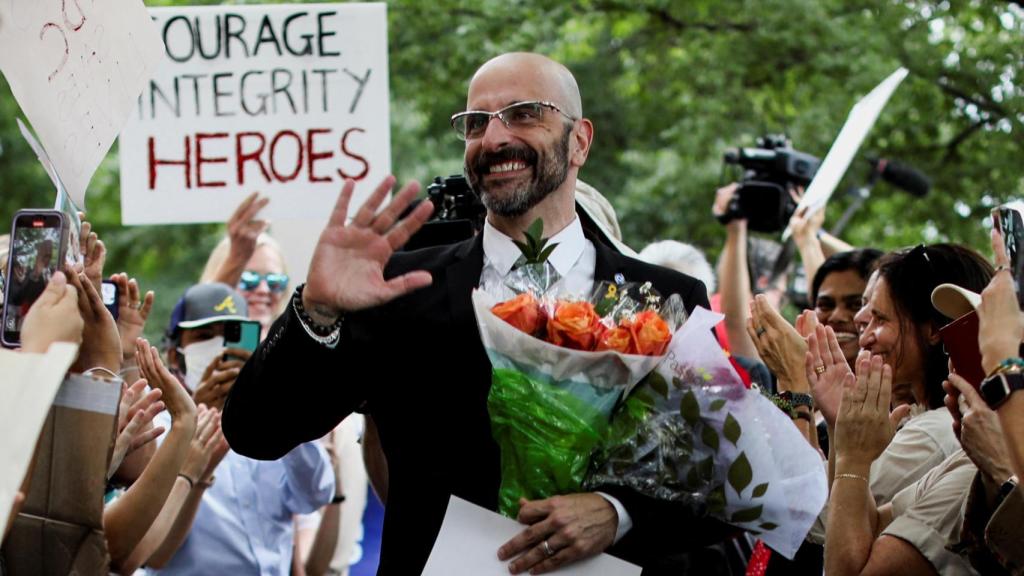 Demetre Daskalakis, exdirector del Centro Nacional de Enfermedades Respiratorias e Inmunización, saluda a los manifestantes.