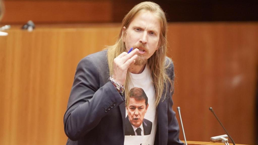 Pablo Fernández con la camiseta de Mañueco