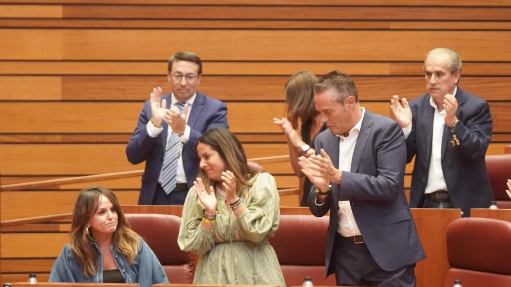 La bancada del PSOE aplaude a la portavoz Patricia Gómez