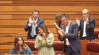 La bancada del PSOE aplaude a la portavoz Patricia Gómez