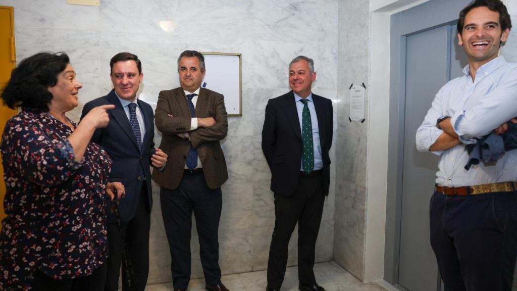 El alcalde, José Luis Sanz, y el delegado de Urbanismo, Juan de la Rosa, conversando sobre la nueva convocatoria de ayudas
